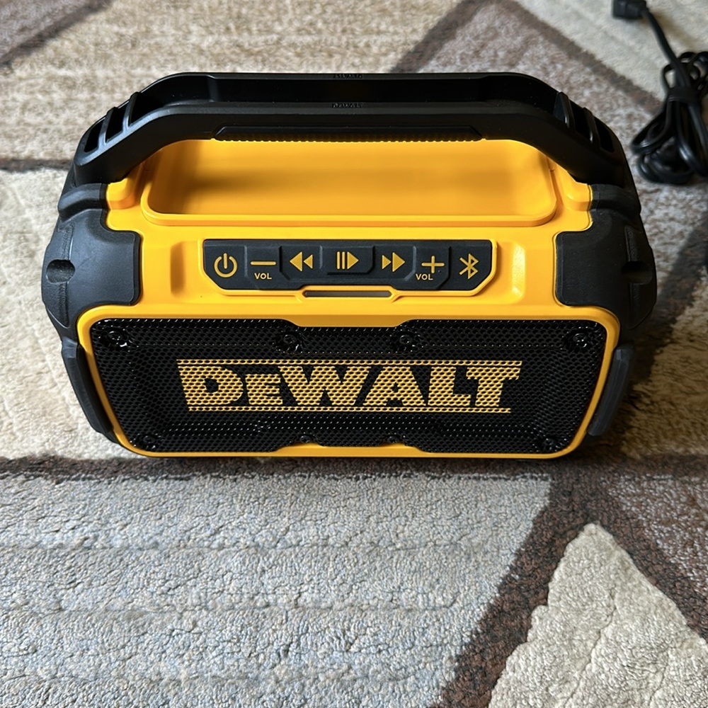 DeWALT BT SPEAKER, CHARGER & BATTERY - Picture 2 of 15